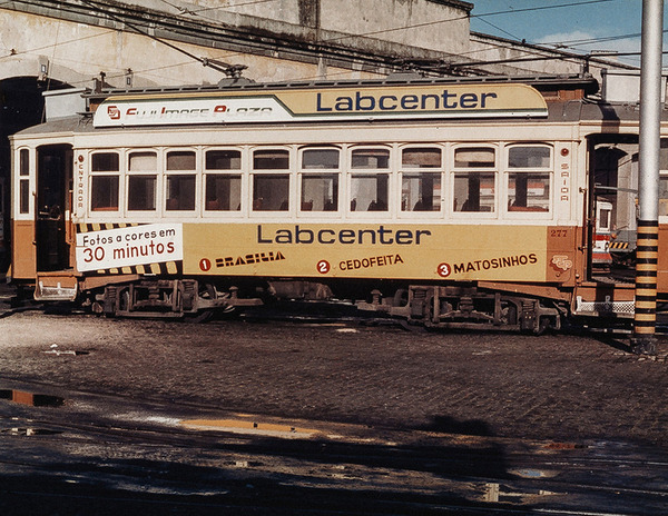 Eléctrico do Porto com publicidade histórica do Labcenter